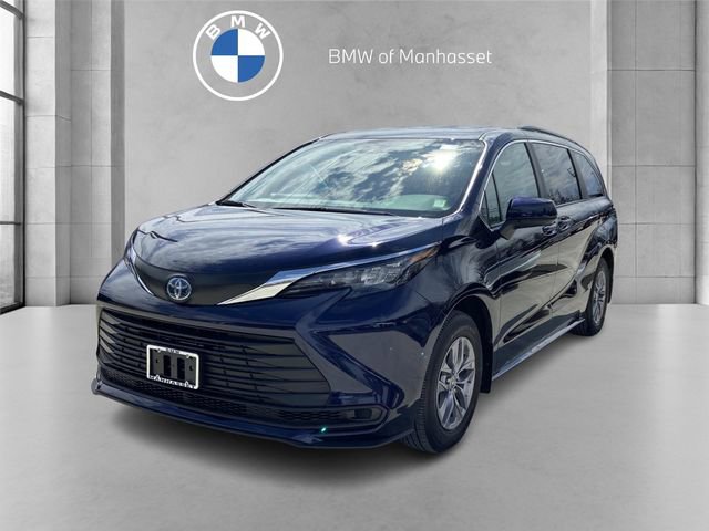 Used 2024 Toyota Sienna LE image 1