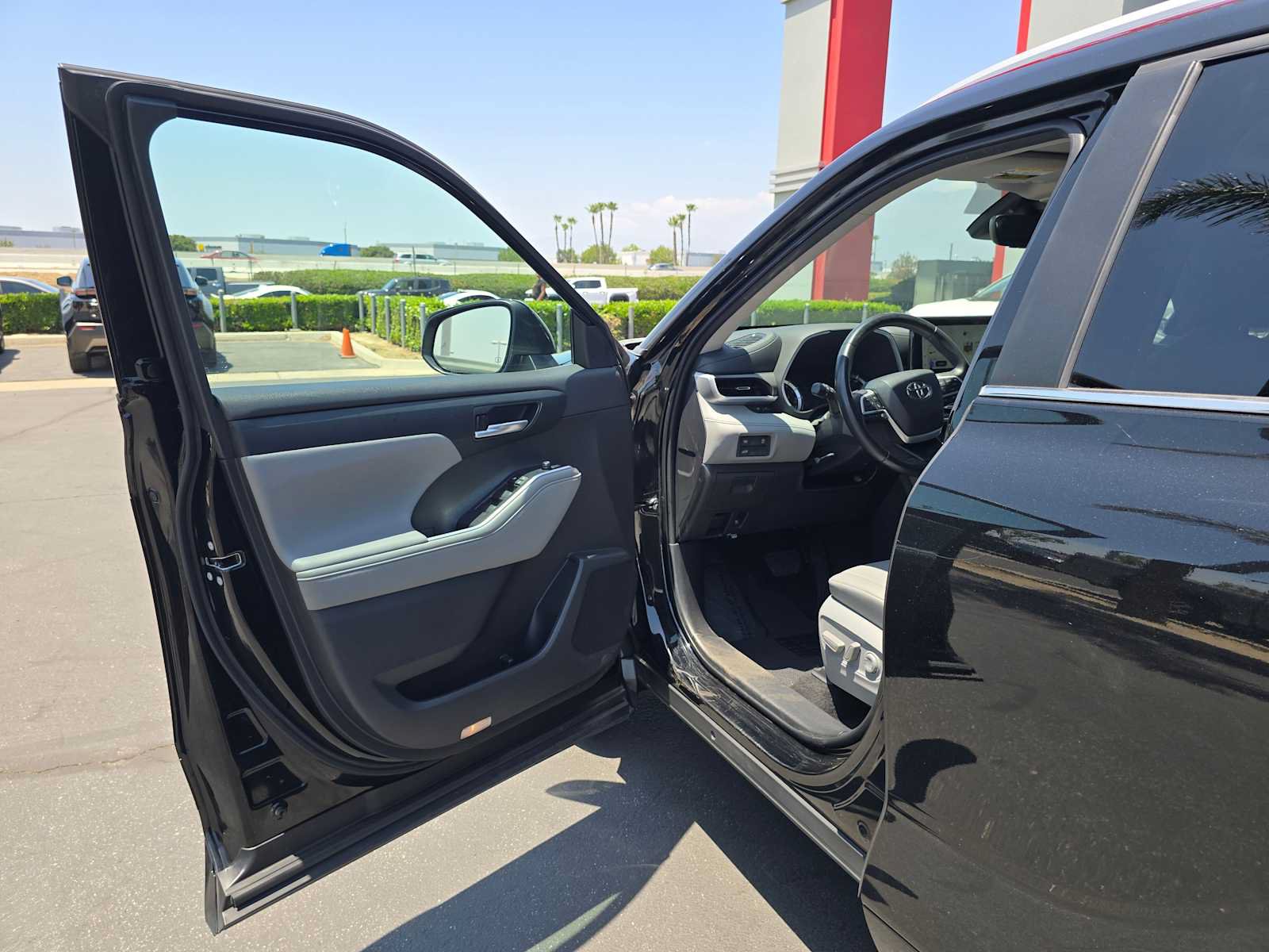 Used 2023 Toyota Highlander XLE FWD image 21
