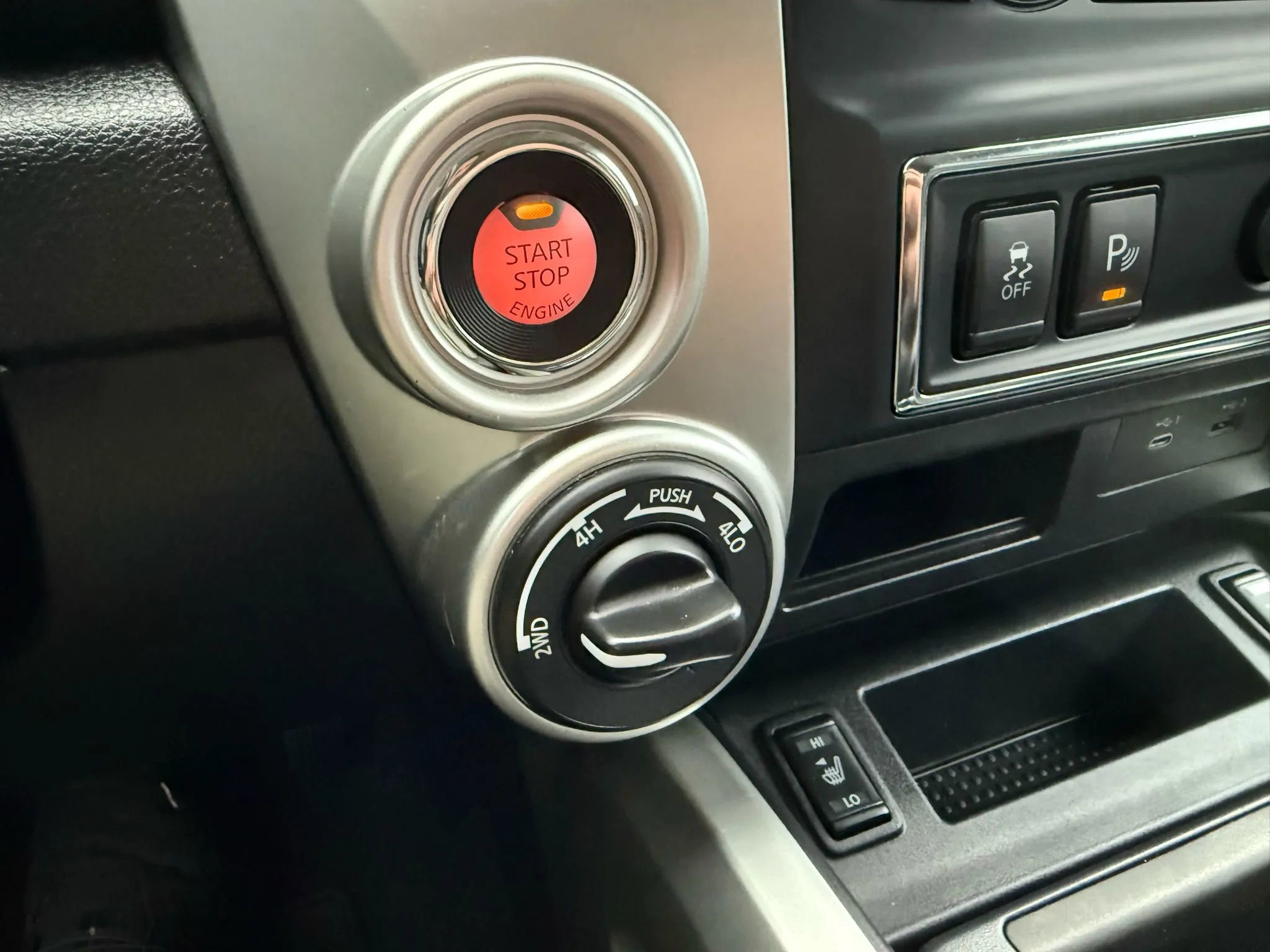 Used 2021 Nissan Titan SV w/ SV Convenience Package image 24