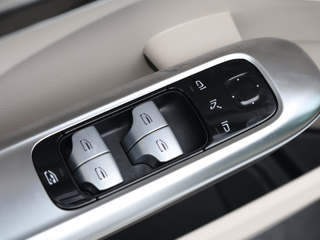 Used 2023 Mercedes-Benz C 300 Sedan image 12