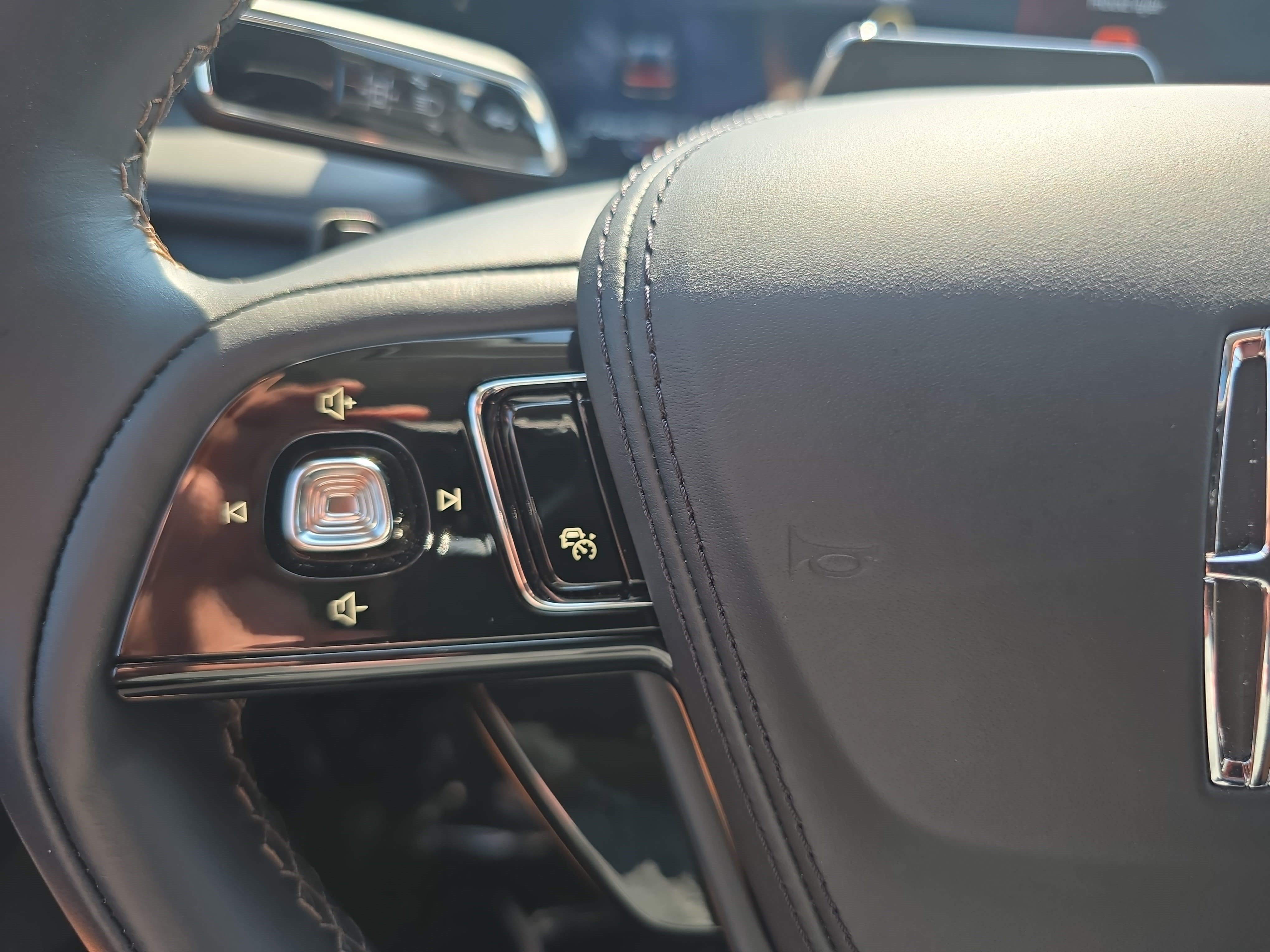 Certified 2026 Lincoln Aviator Reserve AWD/4WD image 17