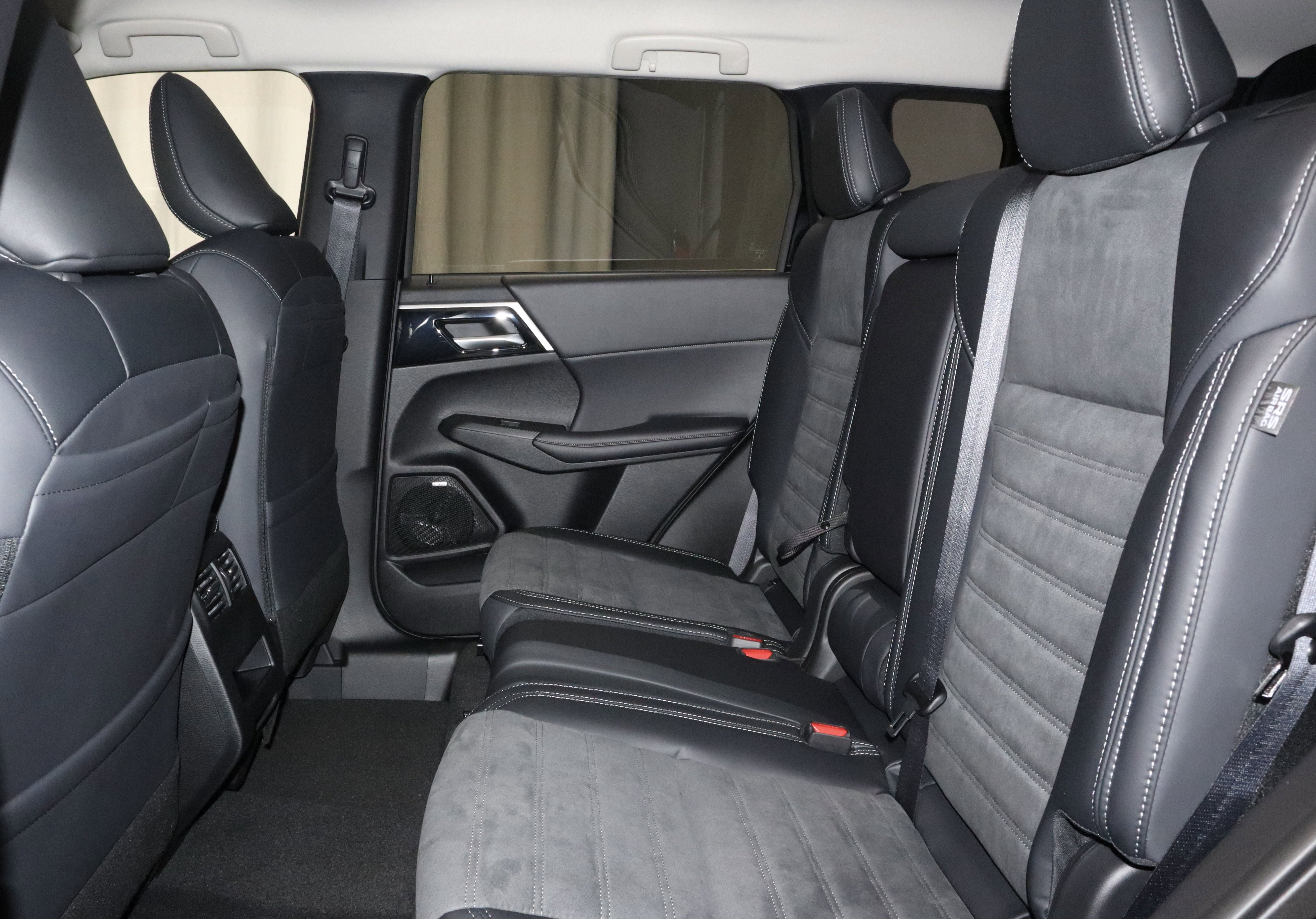 New 2026 Mitsubishi Outlander SE image 18