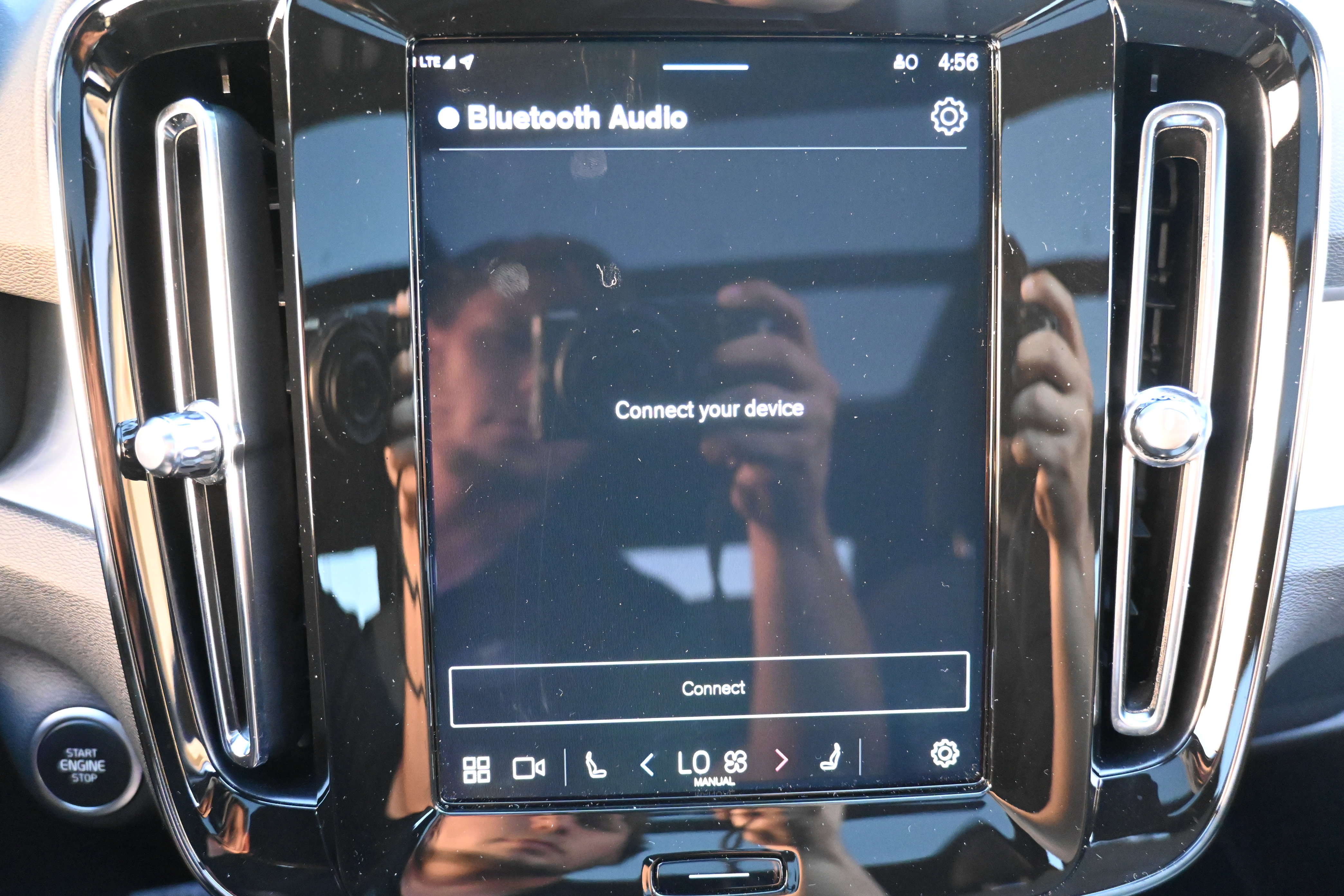 Used 2025 Volvo XC40 B5 Core image 28