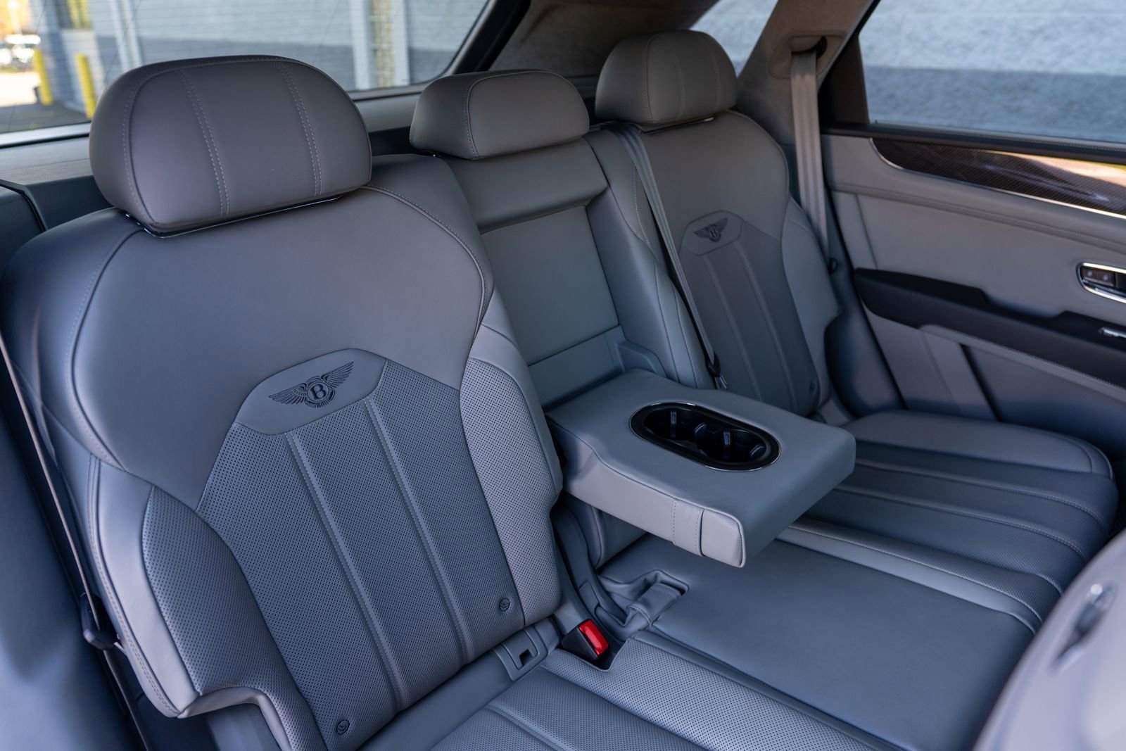 Used 2025 Bentley Bentayga image 38