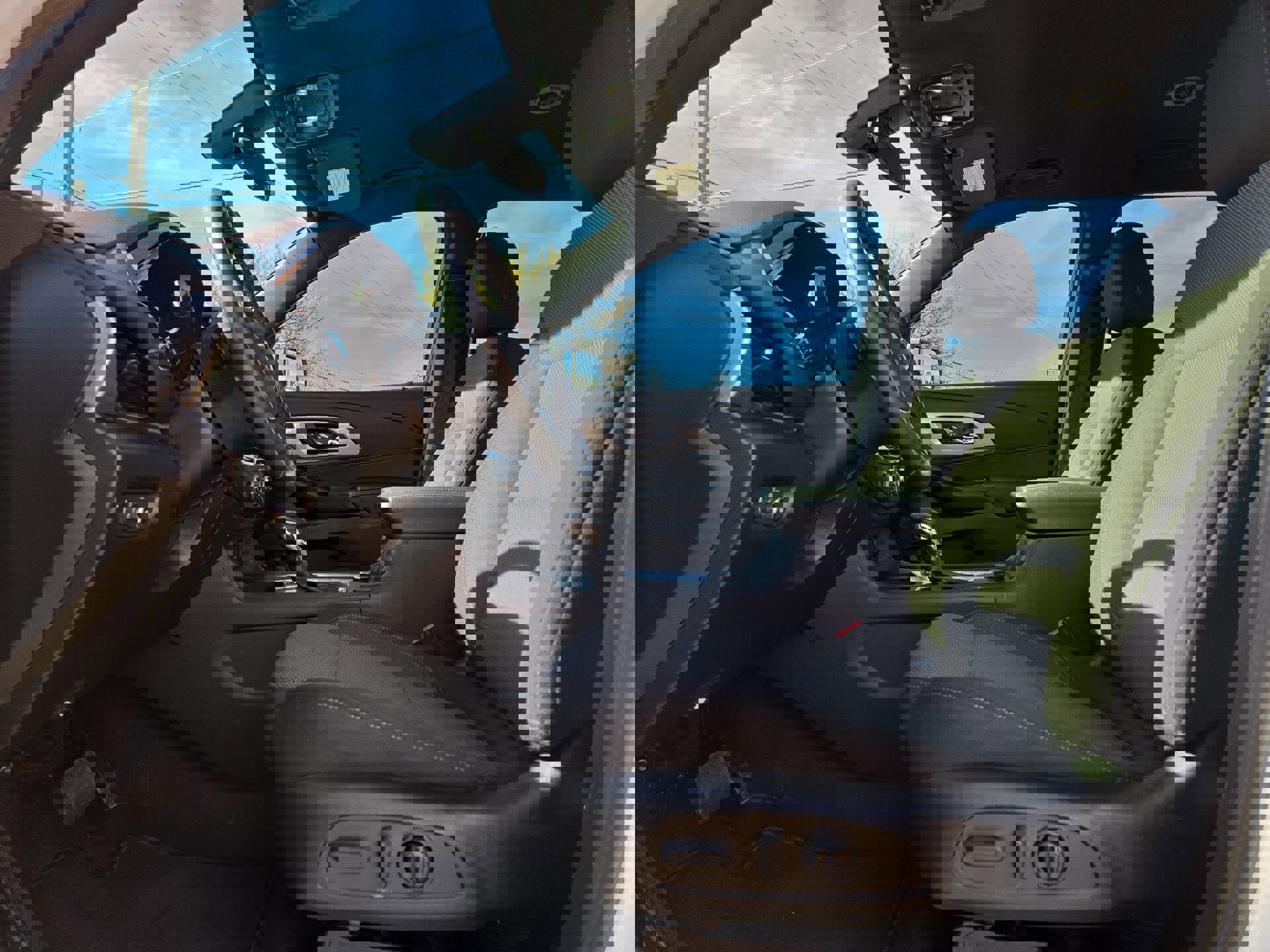 Used 2023 Chevrolet Traverse LT image 16