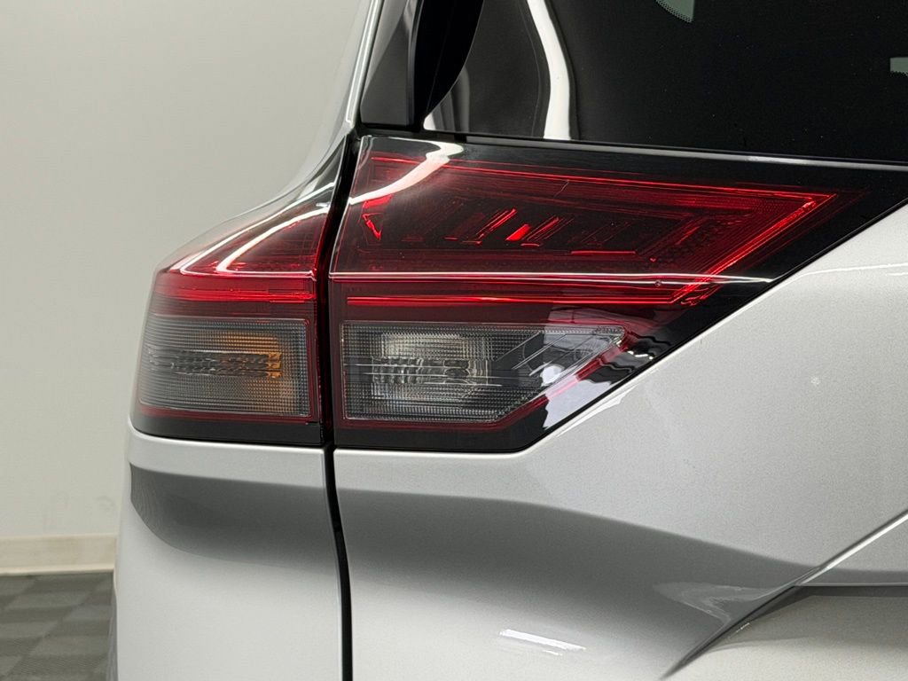 Used 2024 Nissan Rogue S FWD image 13