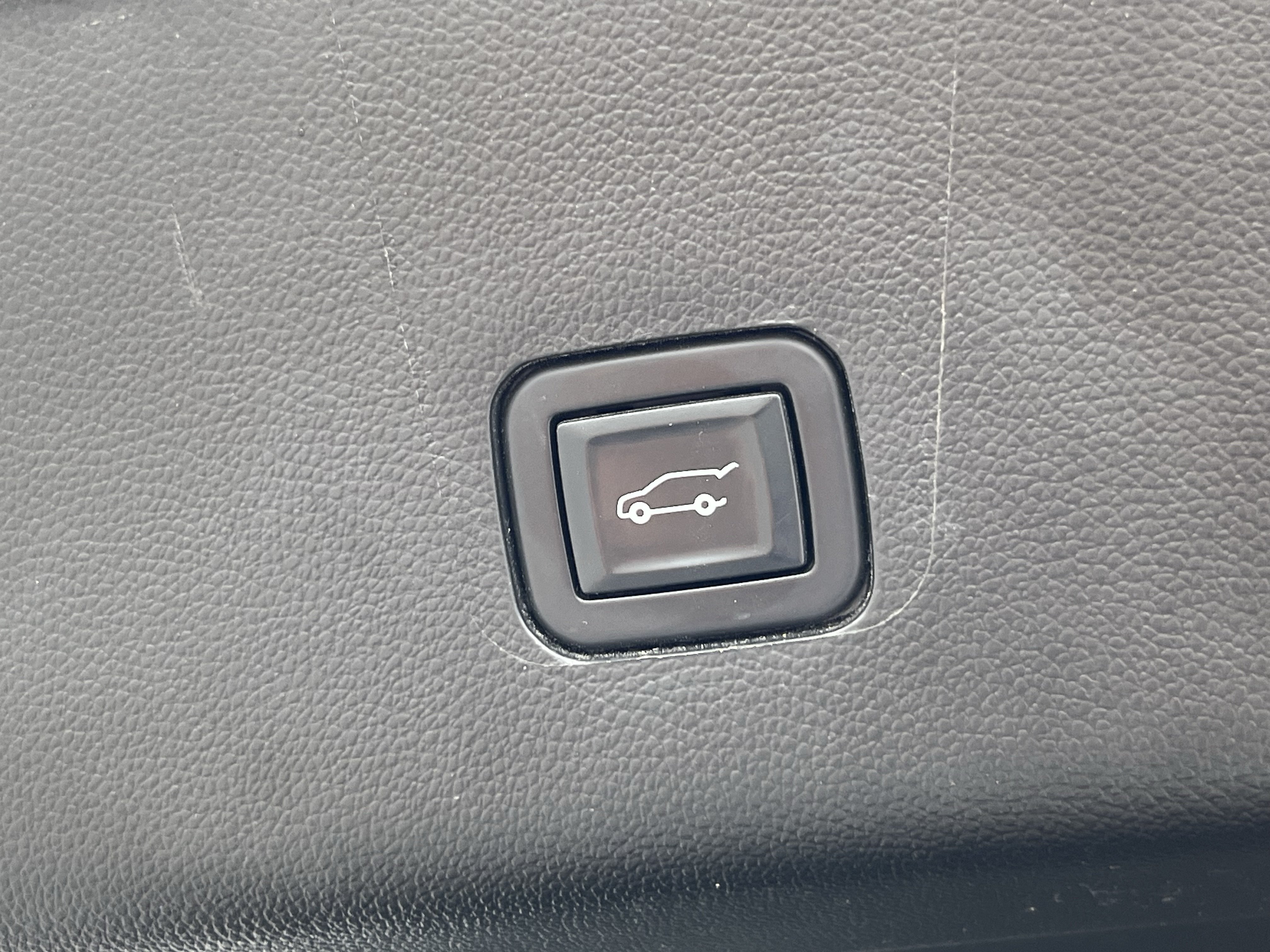Used 2021 Chevrolet Traverse LT w/ LPO, Blackout Package AWD/4WD image 9
