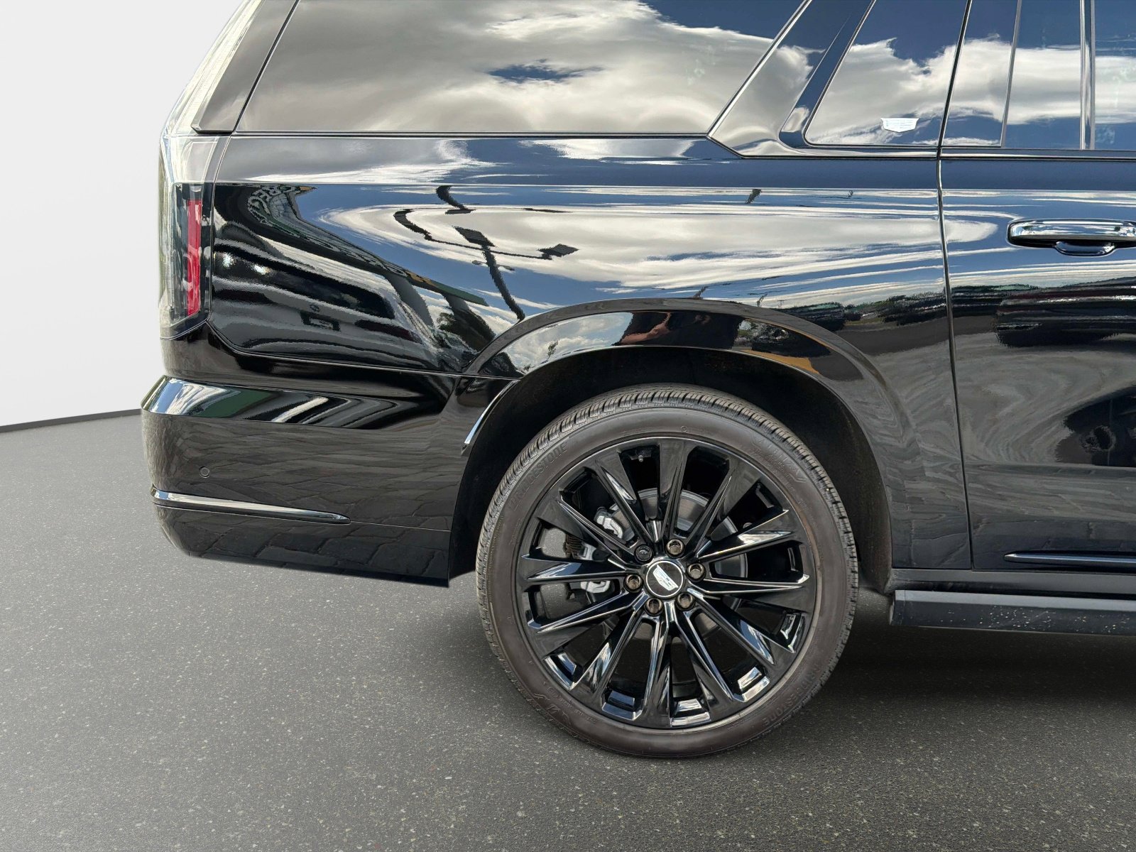 Used 2026 Cadillac Escalade ESV Platinum Sport w/ LPO, ONYX Package image 14