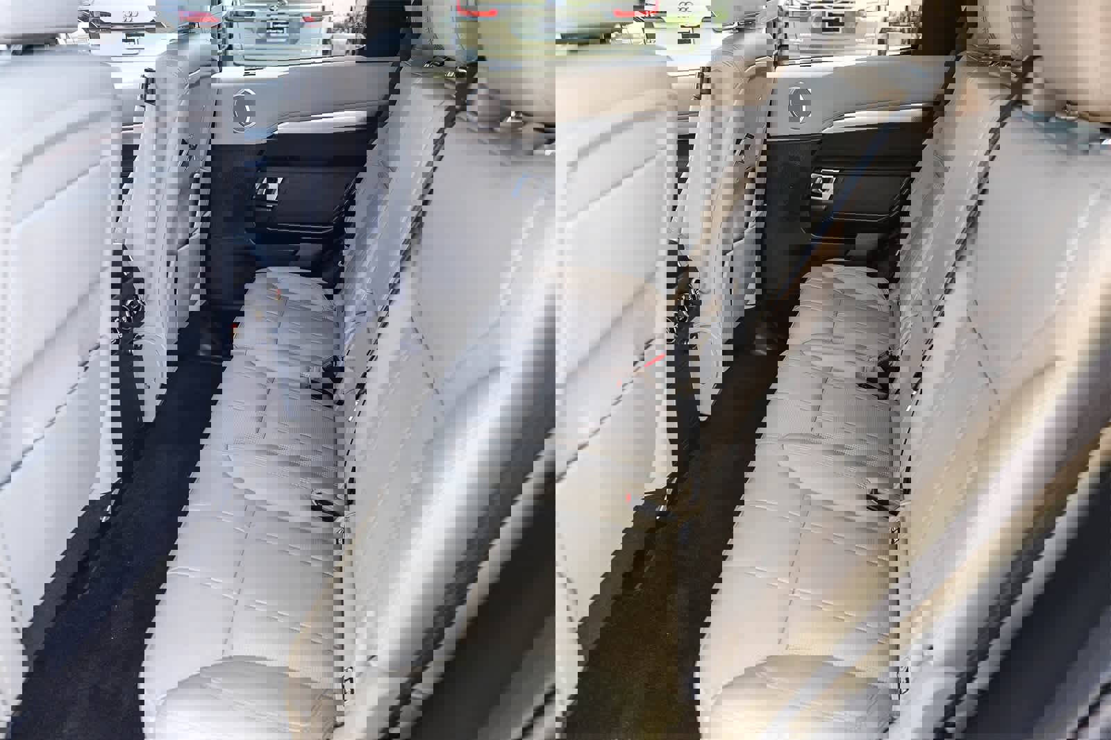 Used 2020 Land Rover Discovery Landmark image 18