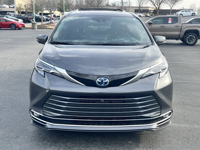 Used 2025 Toyota Sienna Platinum image 2