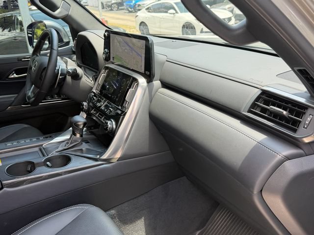 Used 2025 Lexus LX 600 4WD w/ Luxury Package image 21
