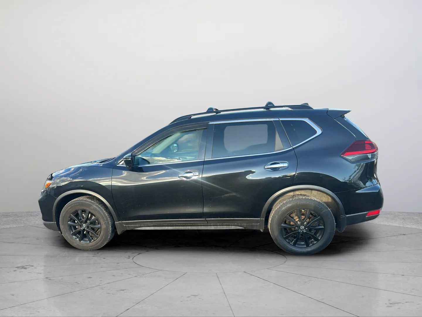 Used 2018 Nissan Rogue SV w/ Premium Package image 8