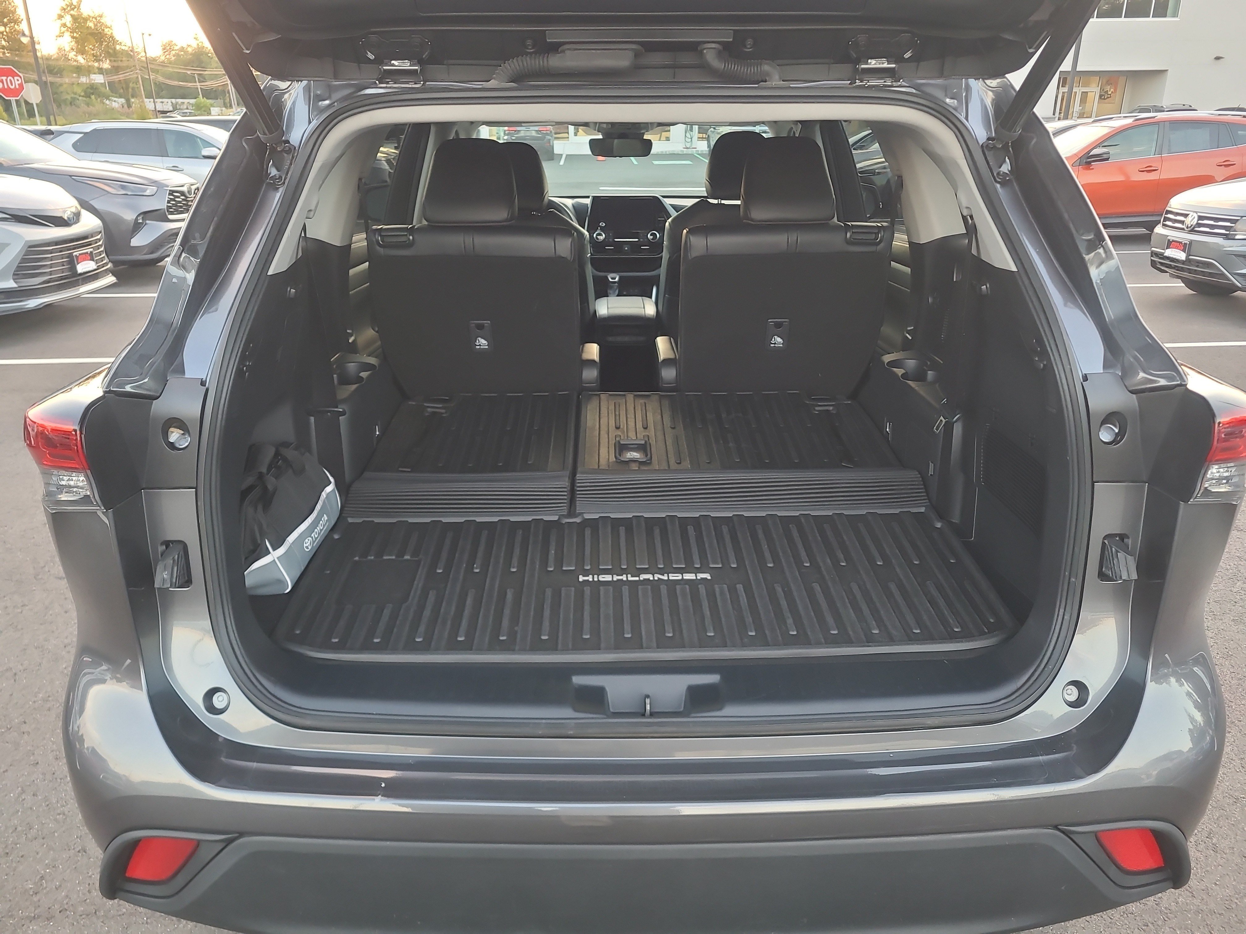 Used 2023 Toyota Highlander XLE AWD/4WD image 31