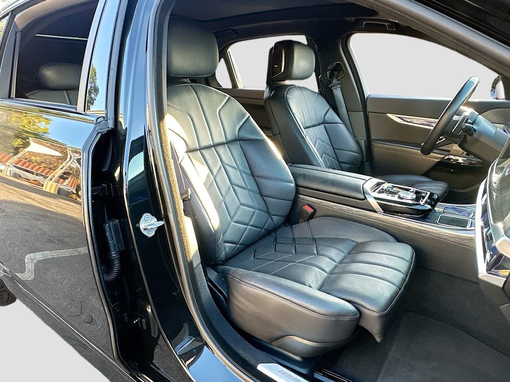 Used 2023 BMW 760i xDrive image 29