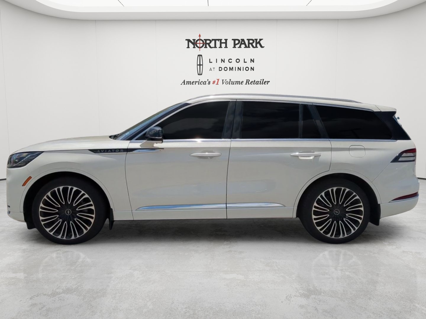 Used 2025 Lincoln Aviator Black Label AWD/4WD image 2