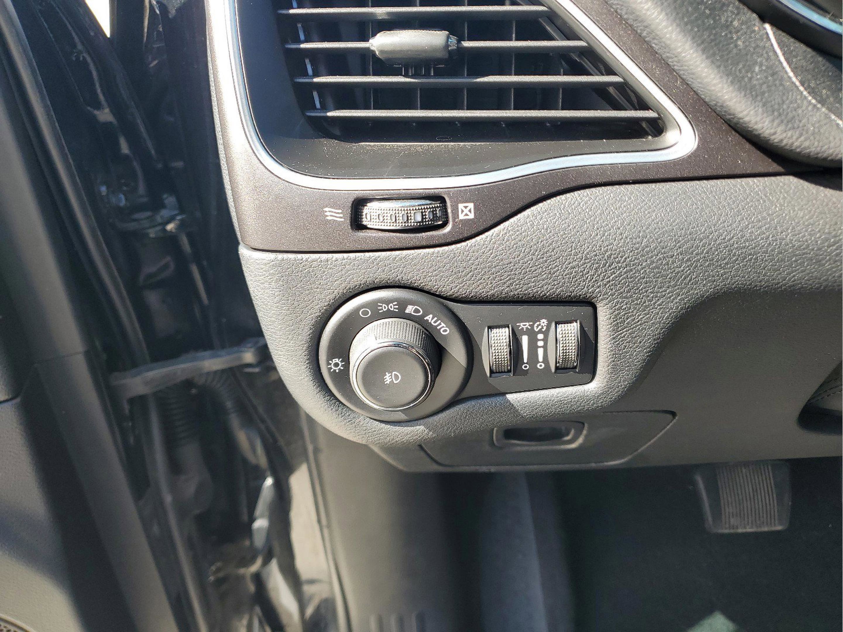 Used 2020 Jeep Cherokee Trailhawk w/ Cold Weather Group image 31