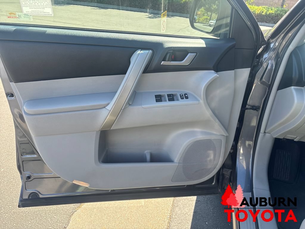 Used 2013 Toyota Highlander SE FWD image 9