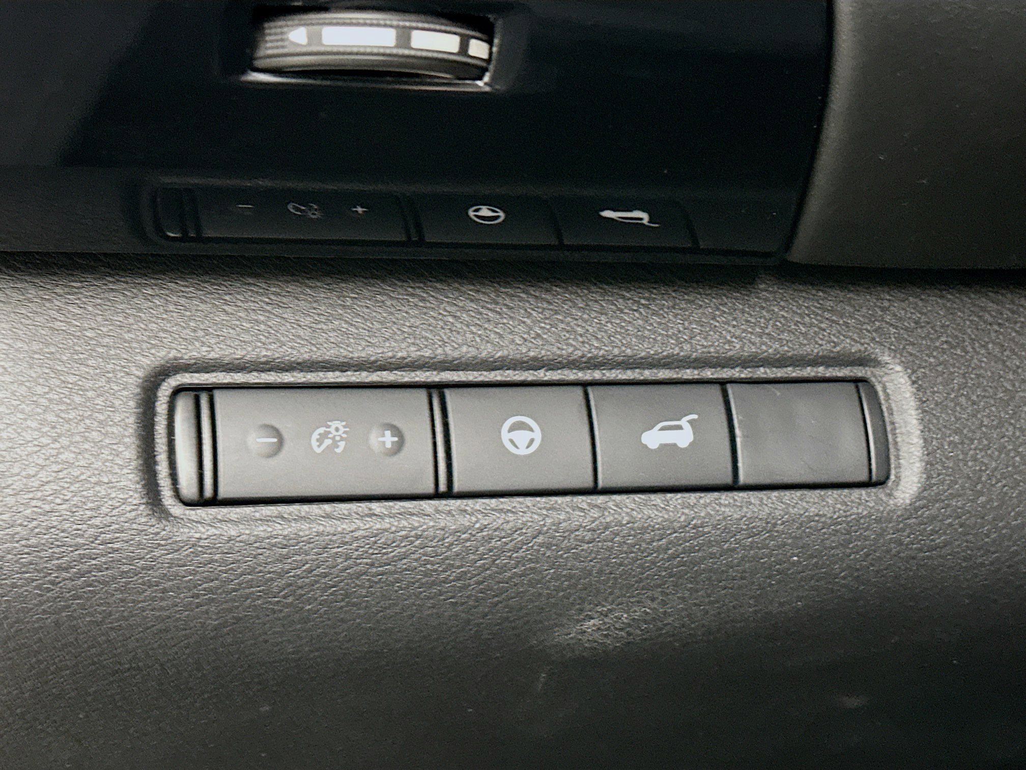 Used 2025 Nissan Pathfinder SV image 17