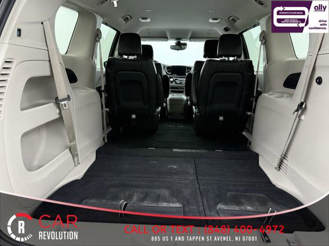 Used 2024 Chrysler Pacifica Touring-L FWD image 7