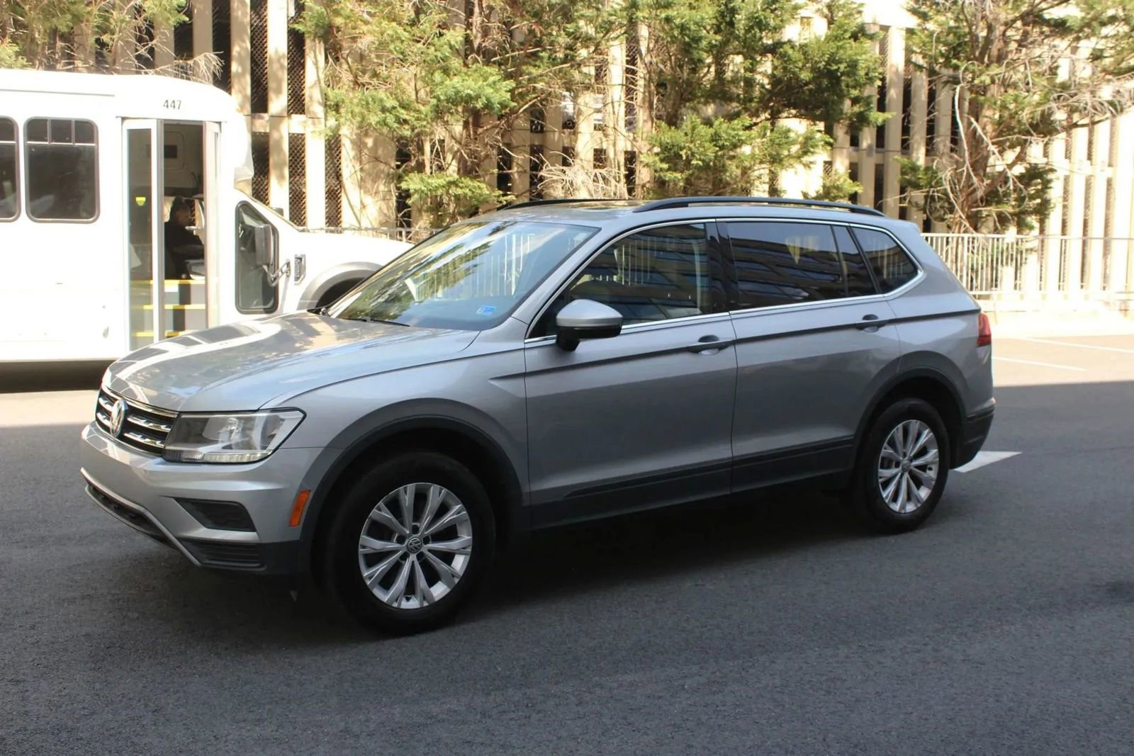 Used 2019 Volkswagen Tiguan SE w/ Panoramic Sunroof Package AWD/4WD image 12