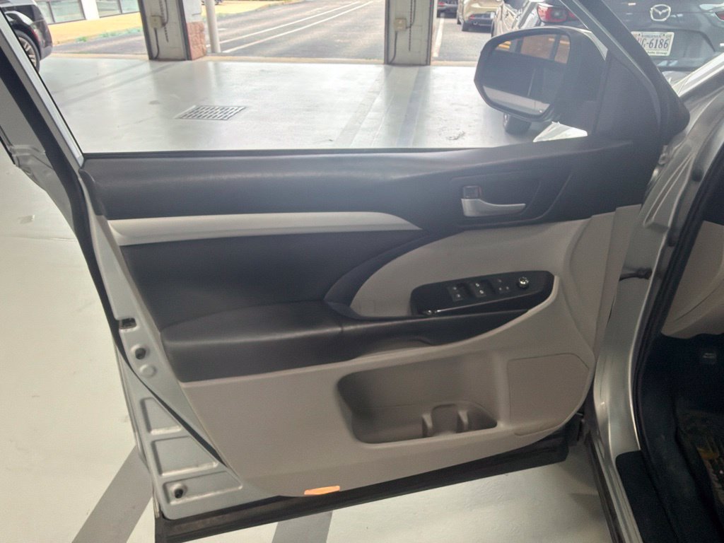 Used 2019 Toyota Highlander XLE AWD/4WD image 16