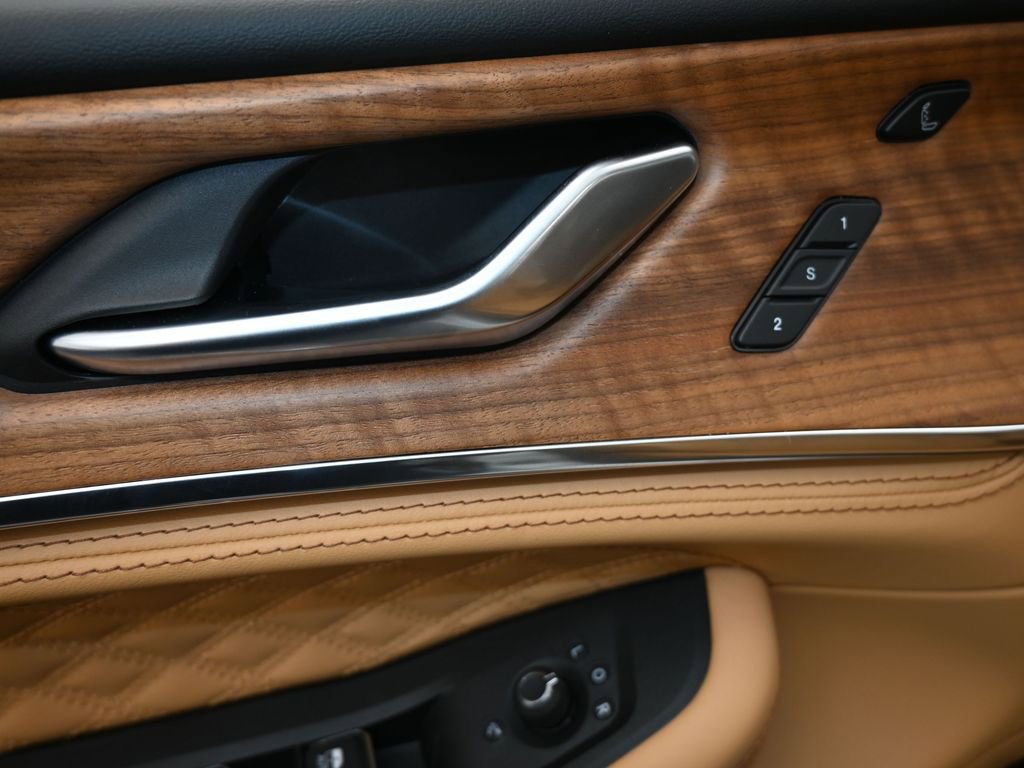 New 2025 Jeep Grand Cherokee Summit image 14