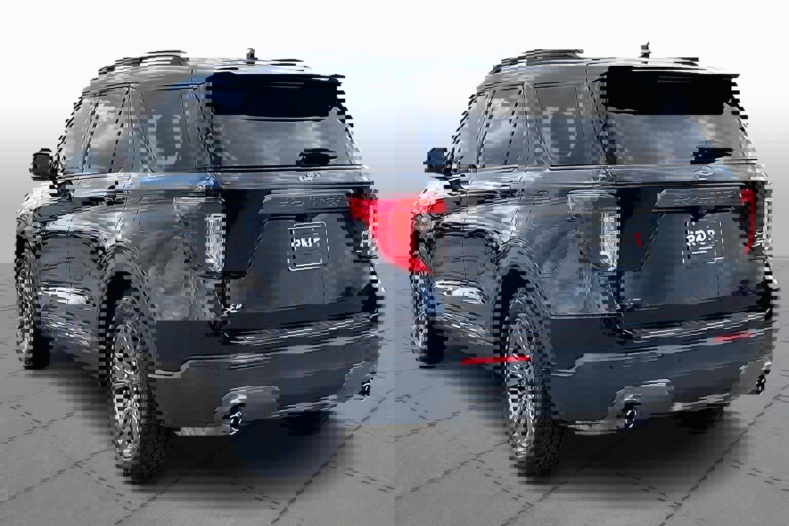 Used 2022 Ford Explorer XLT w/ Equipment Group 202A image 12