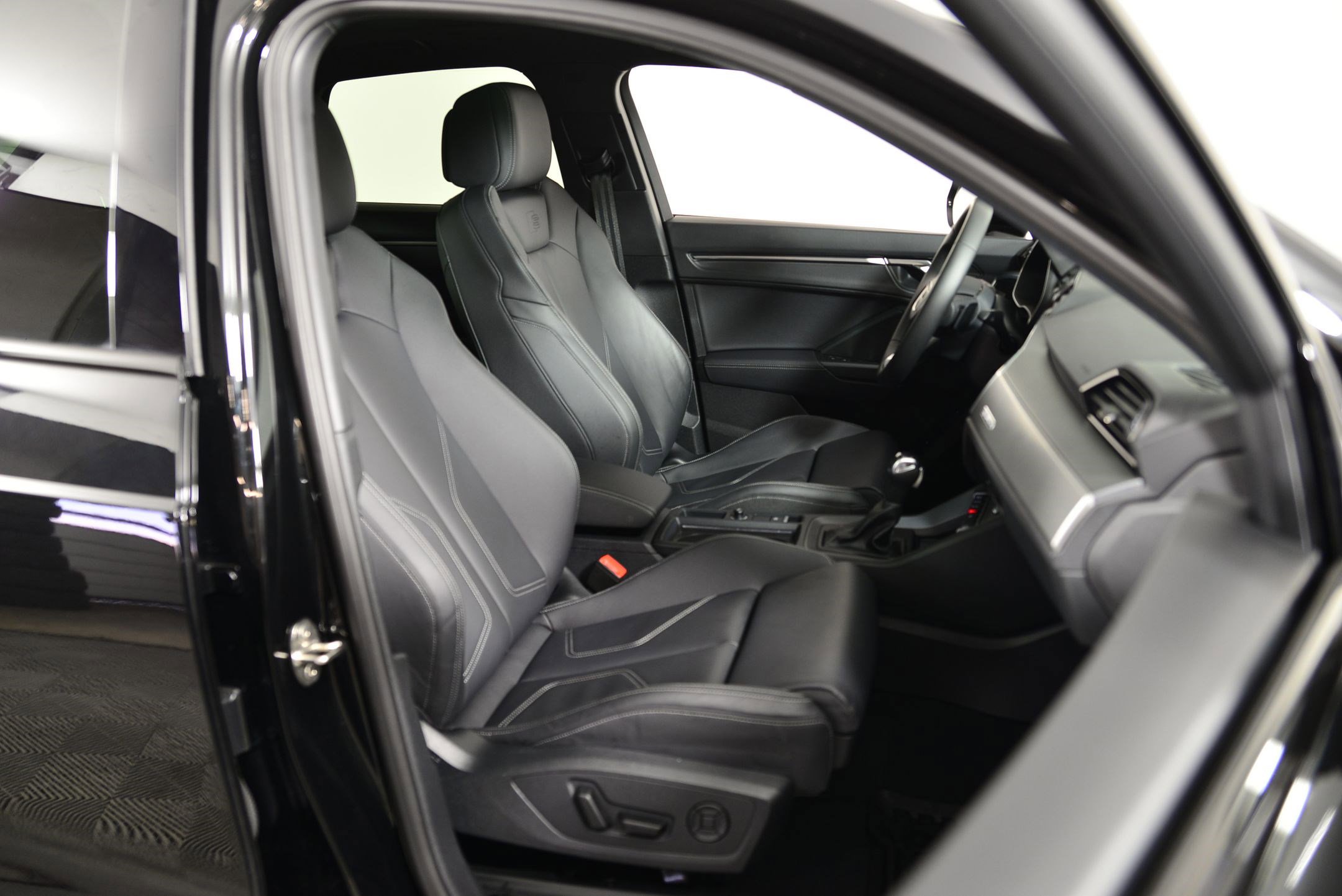 Certified 2025 Audi Q3 2.0T Premium w/ Convenience Package image 19