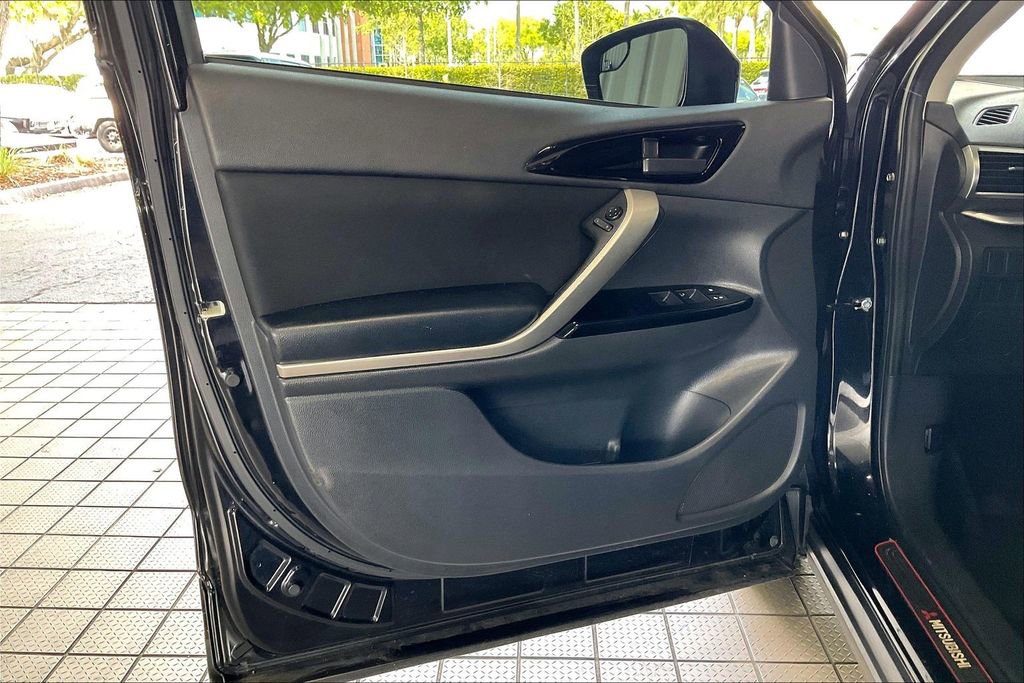 Used 2020 Mitsubishi Eclipse Cross LE image 2