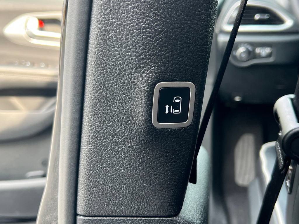 Used 2025 Chrysler Pacifica Limited FWD image 14