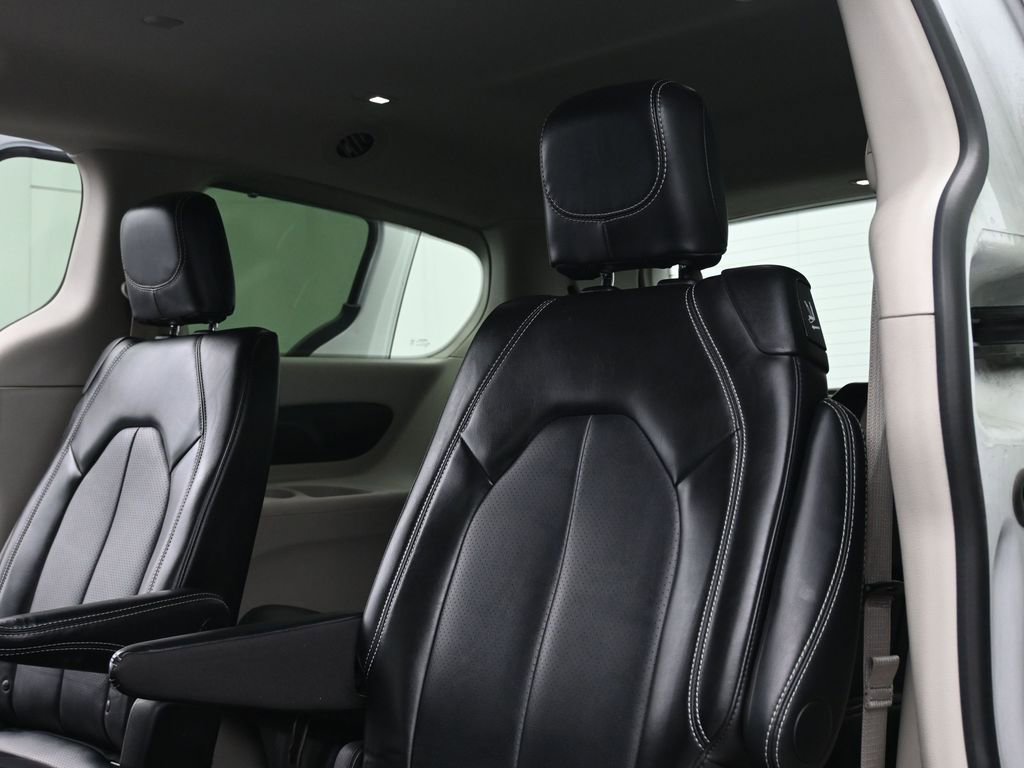 Used 2024 Chrysler Pacifica Touring-L image 32