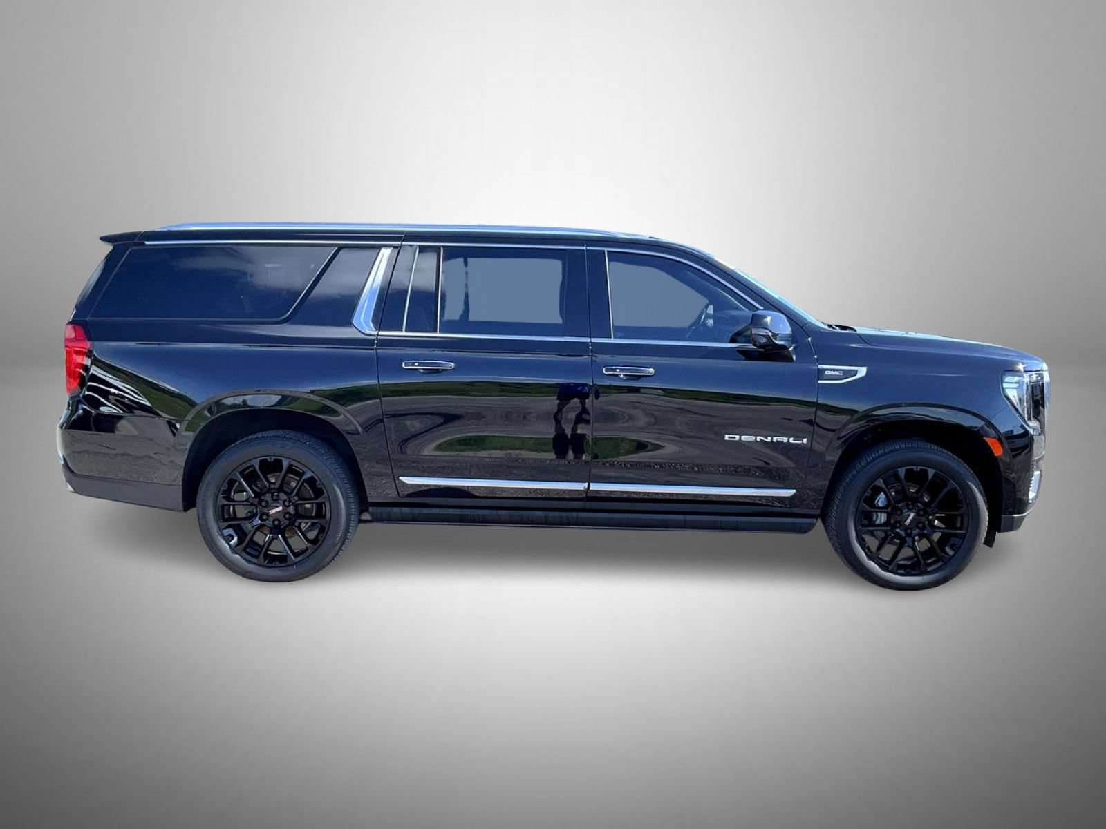 Certified 2022 GMC Yukon XL Denali w/ Denali Premium Package AWD/4WD image 4