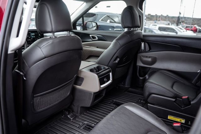 Used 2025 Kia Carnival image 25