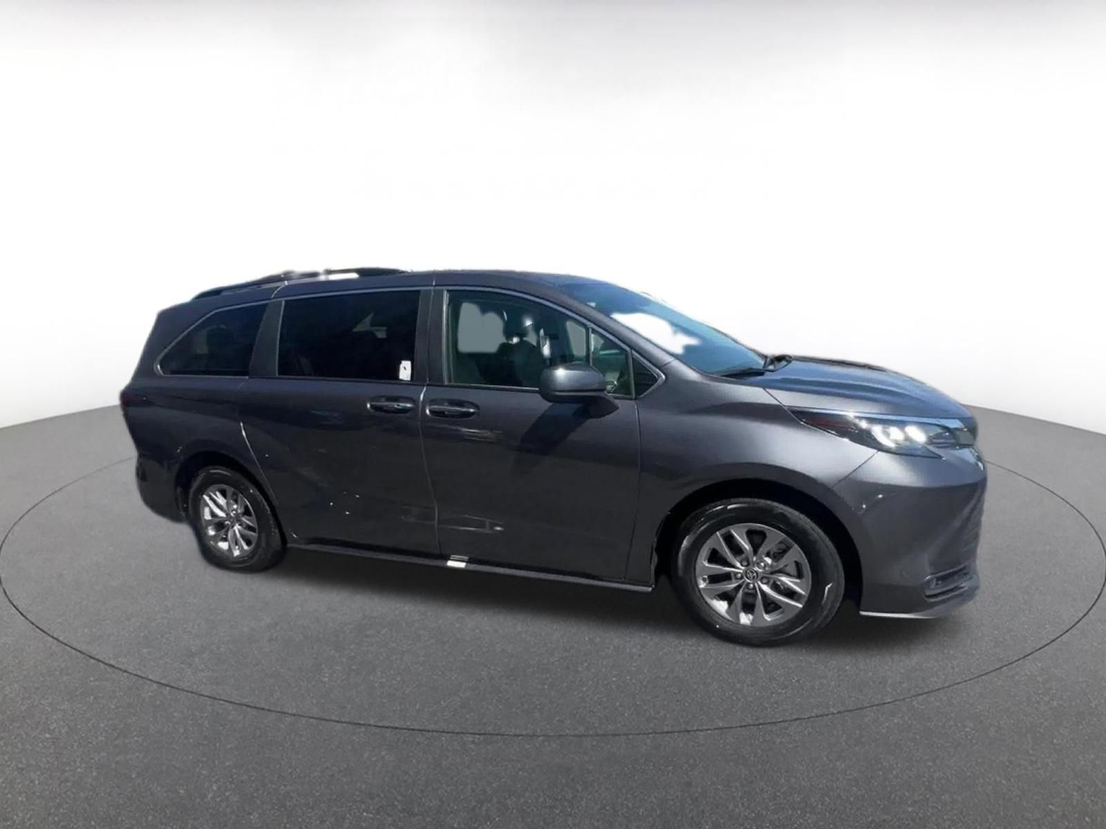 Used 2025 Toyota Sienna XLE video 2