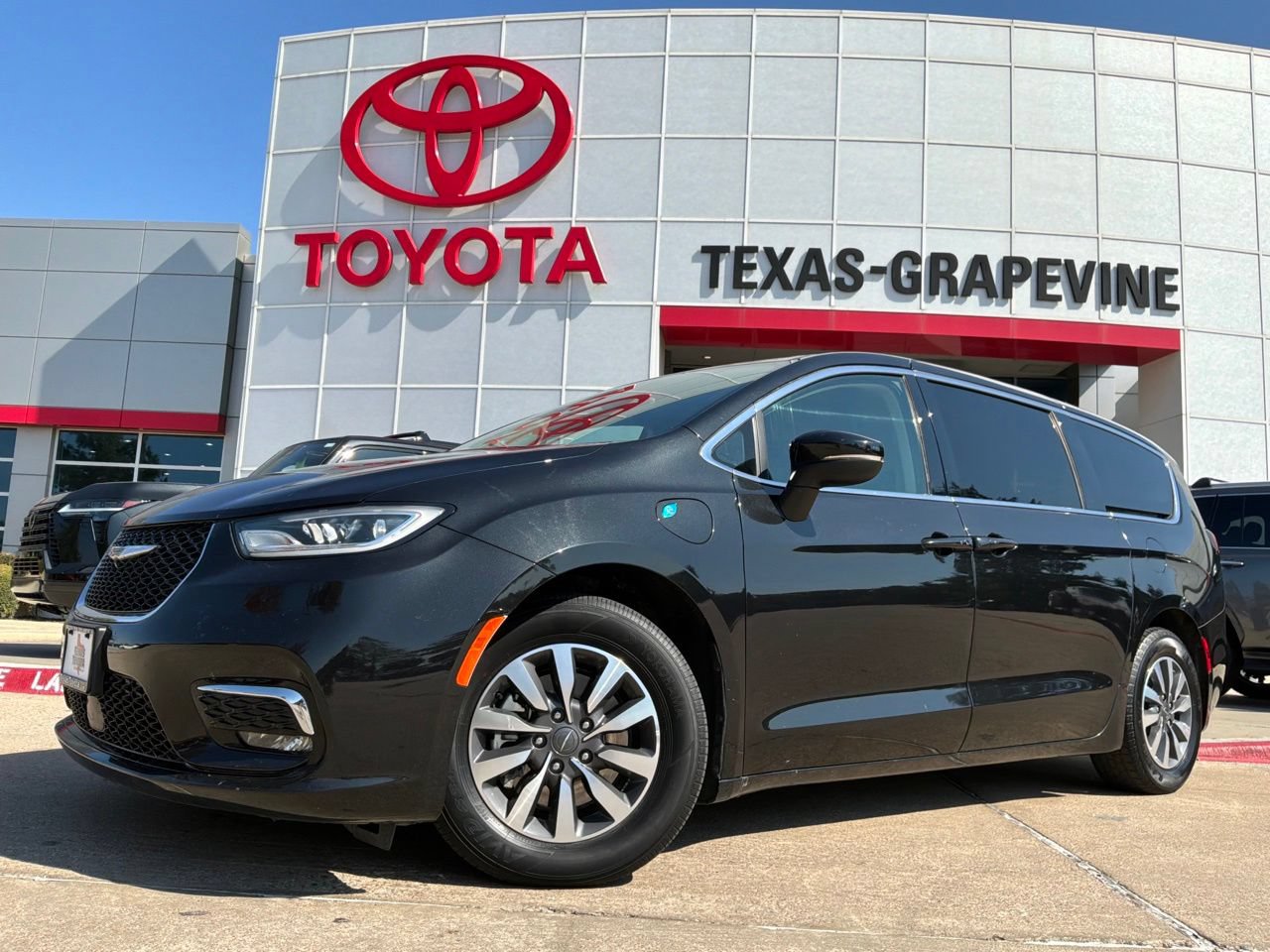 Used 2023 Chrysler Pacifica Touring-L FWD image 2