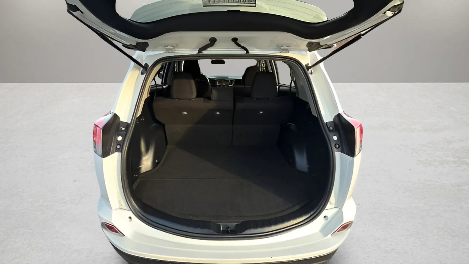 Used 2018 Toyota RAV4 LE image 16