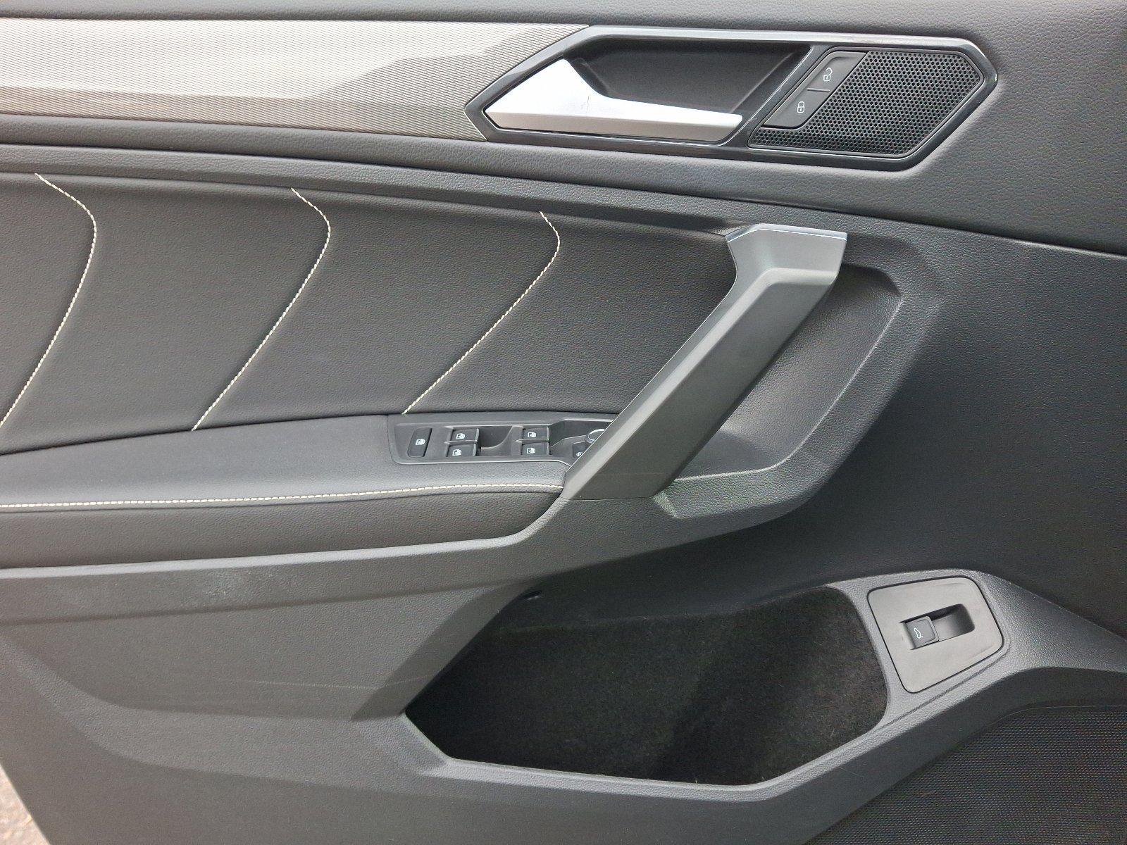 Certified 2022 Volkswagen Tiguan SE image 13