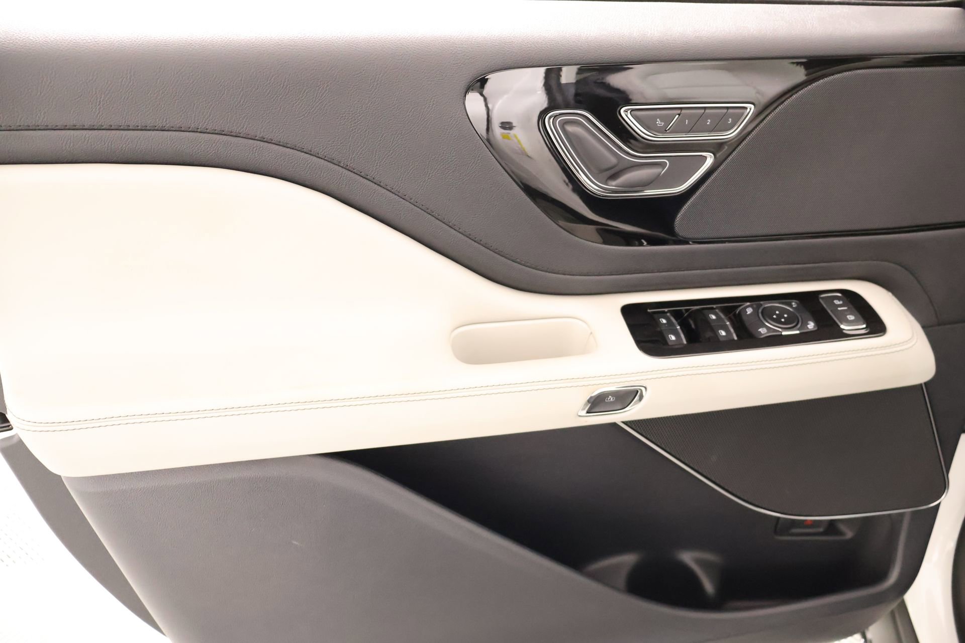 New 2026 Lincoln Aviator AWD image 16