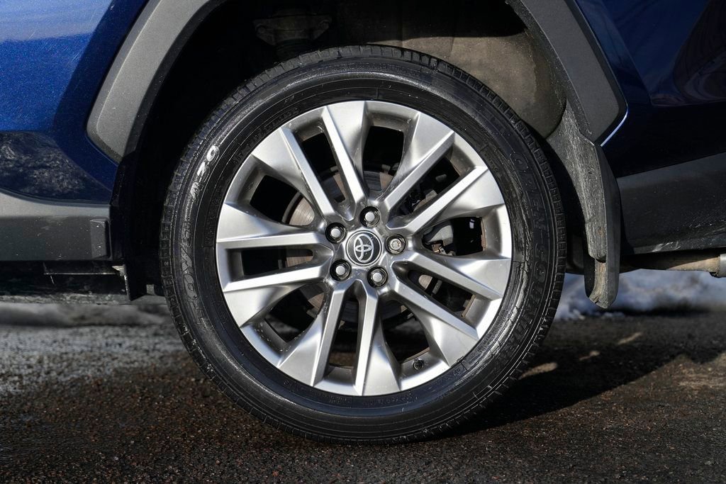 Used 2022 Toyota RAV4 XLE Premium image 14