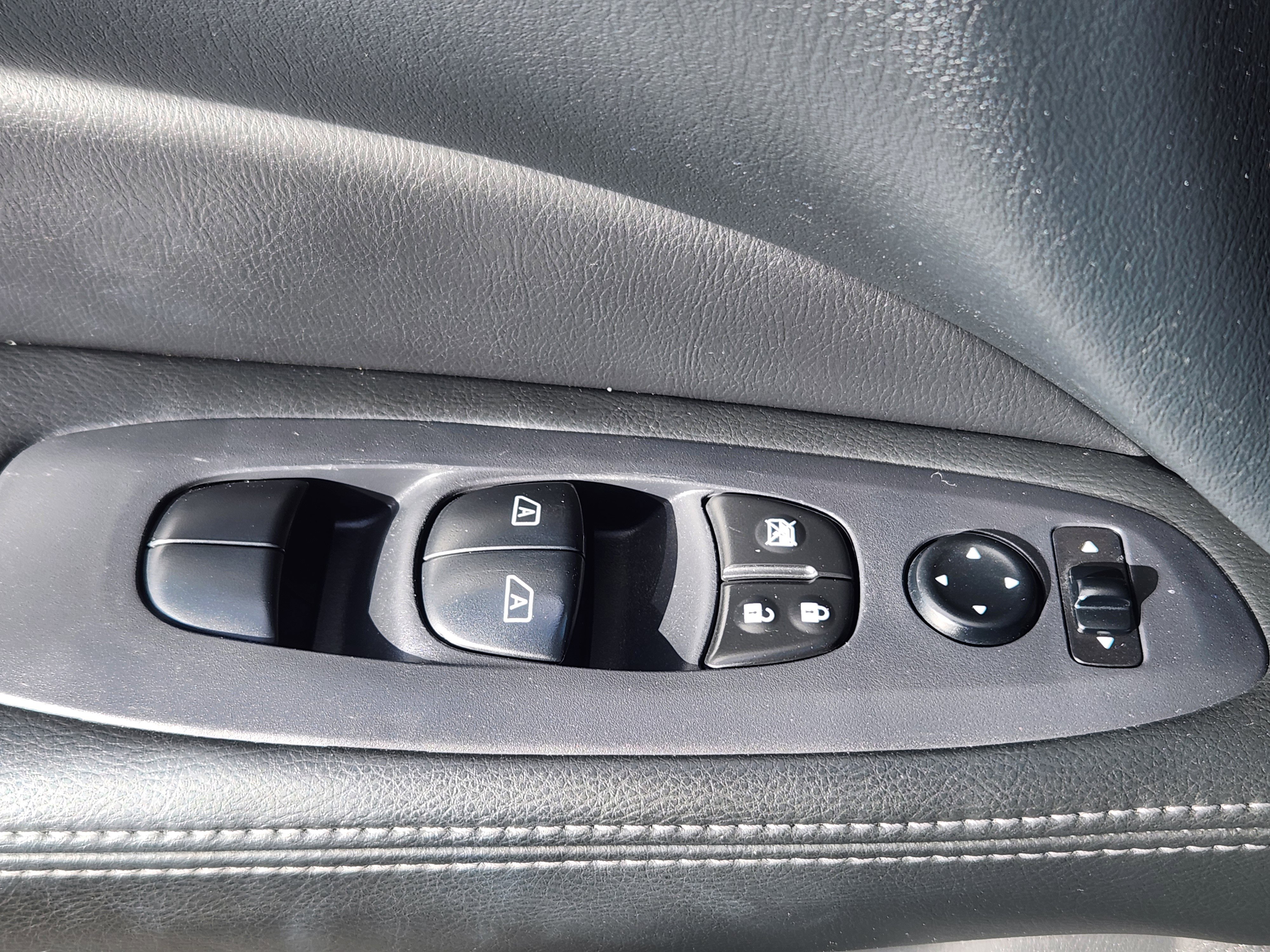 Used 2017 Nissan Pathfinder Platinum image 11