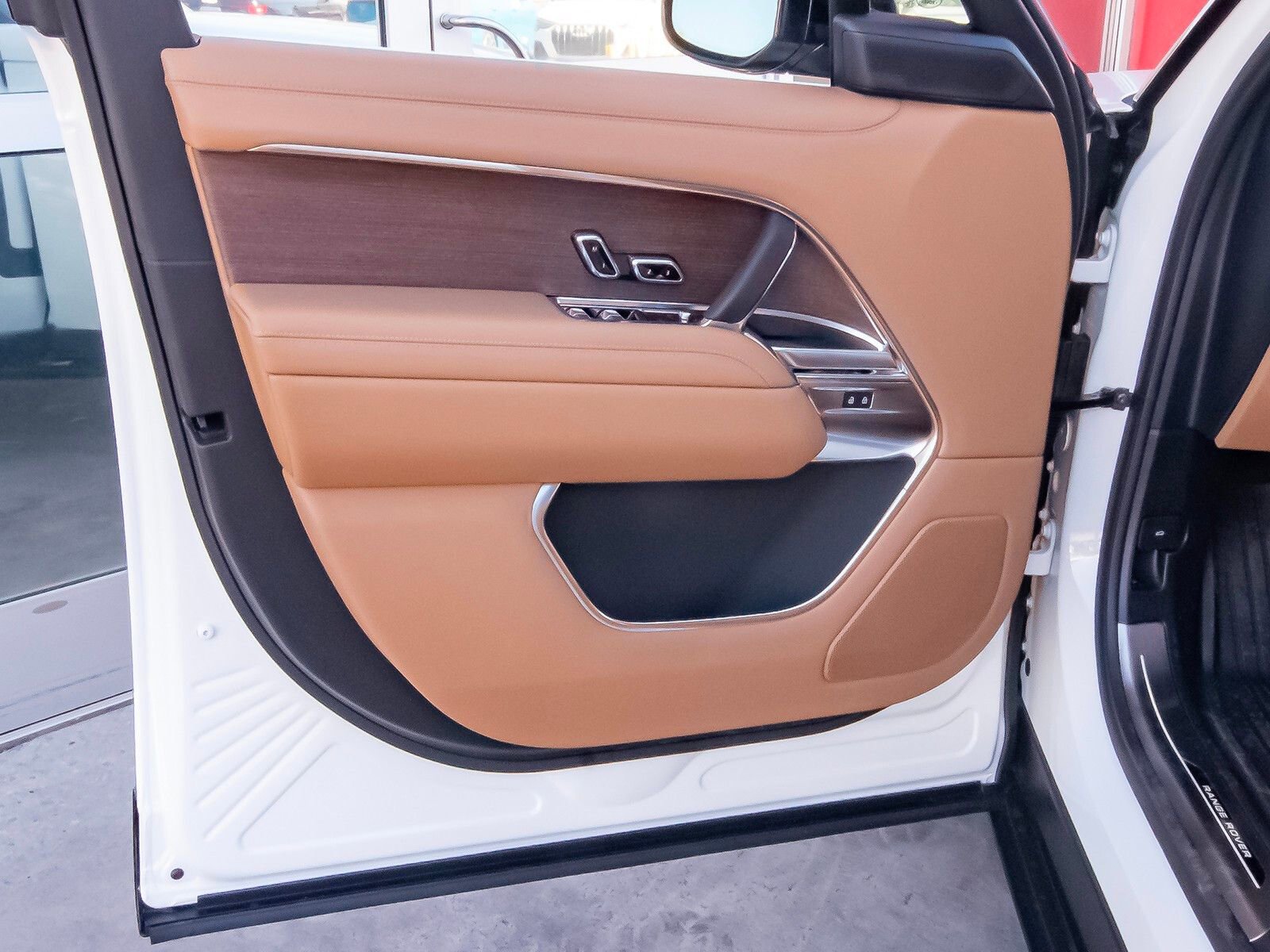 New 2025 Land Rover Range Rover SE image 31