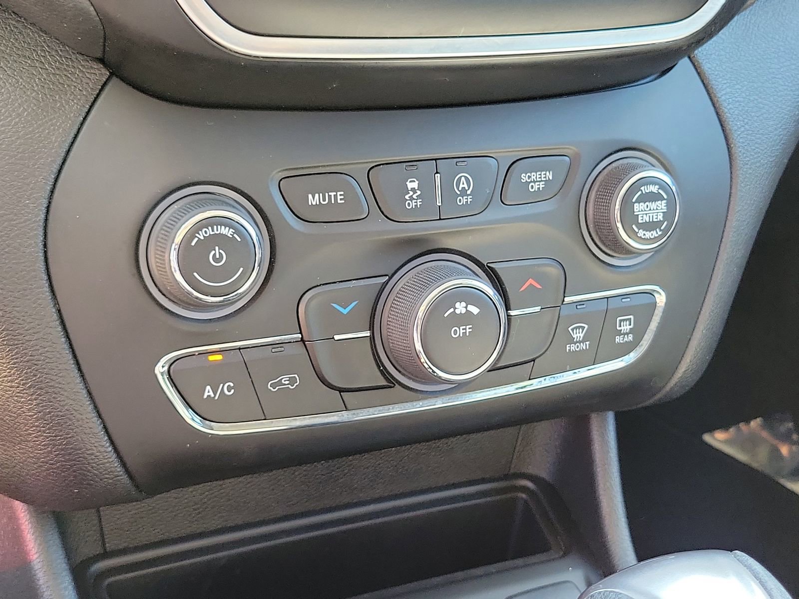 Used 2019 Jeep Cherokee Latitude w/ Popular Appearance Group FWD image 29