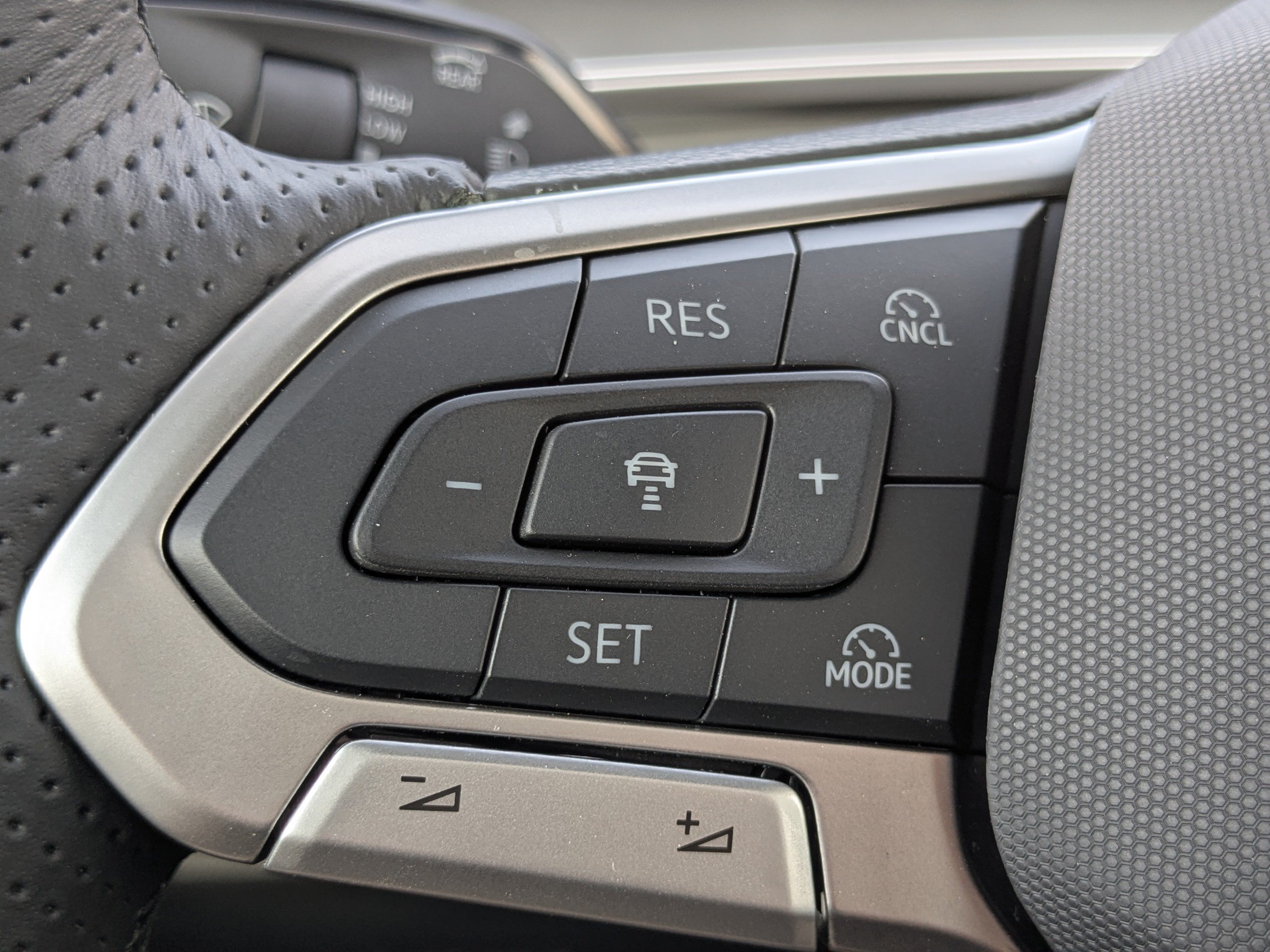 New 2026 Volkswagen Tiguan SE R-Line FWD image 25