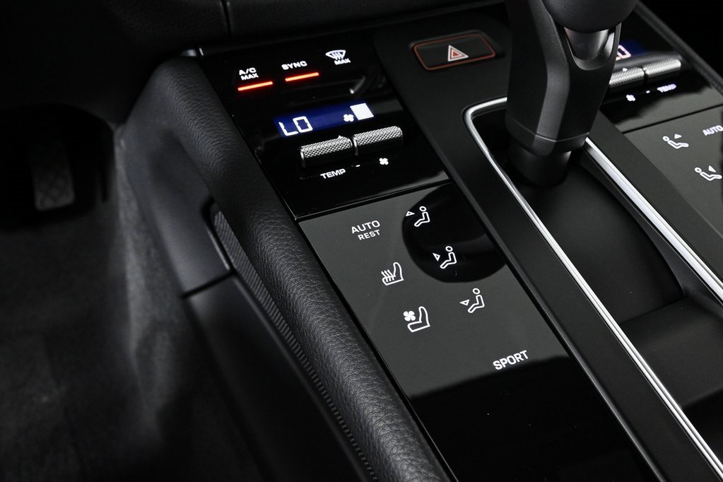 Certified 2025 Porsche Macan image 18