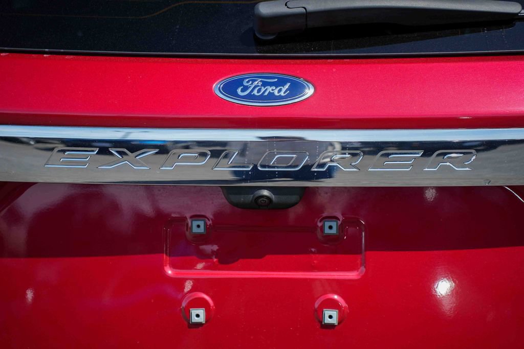 Used 2023 Ford Explorer XLT w/ Equipment Group 202A AWD/4WD image 11