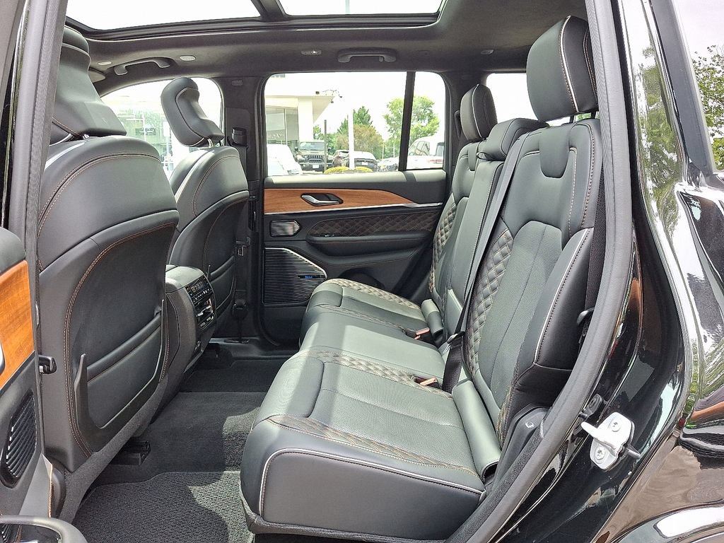 Used 2023 Jeep Grand Cherokee Summit AWD/4WD image 10