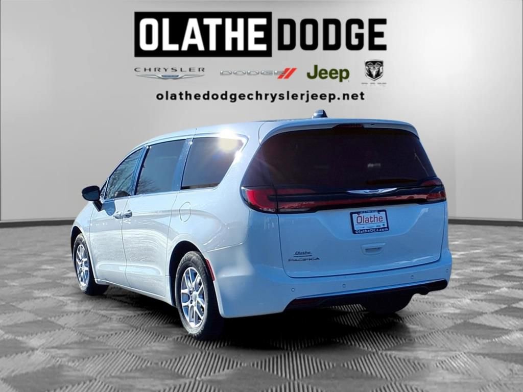 Certified 2024 Chrysler Pacifica Touring-L image 3
