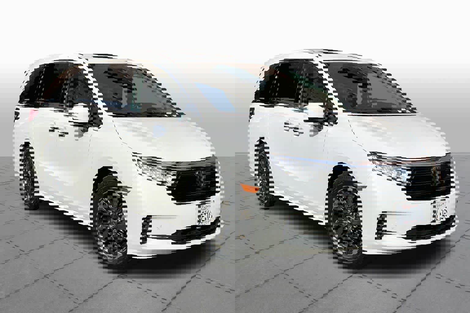 Used 2023 Honda Odyssey Elite image 2