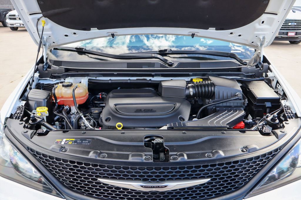 Used 2022 Chrysler Voyager LX FWD image 8