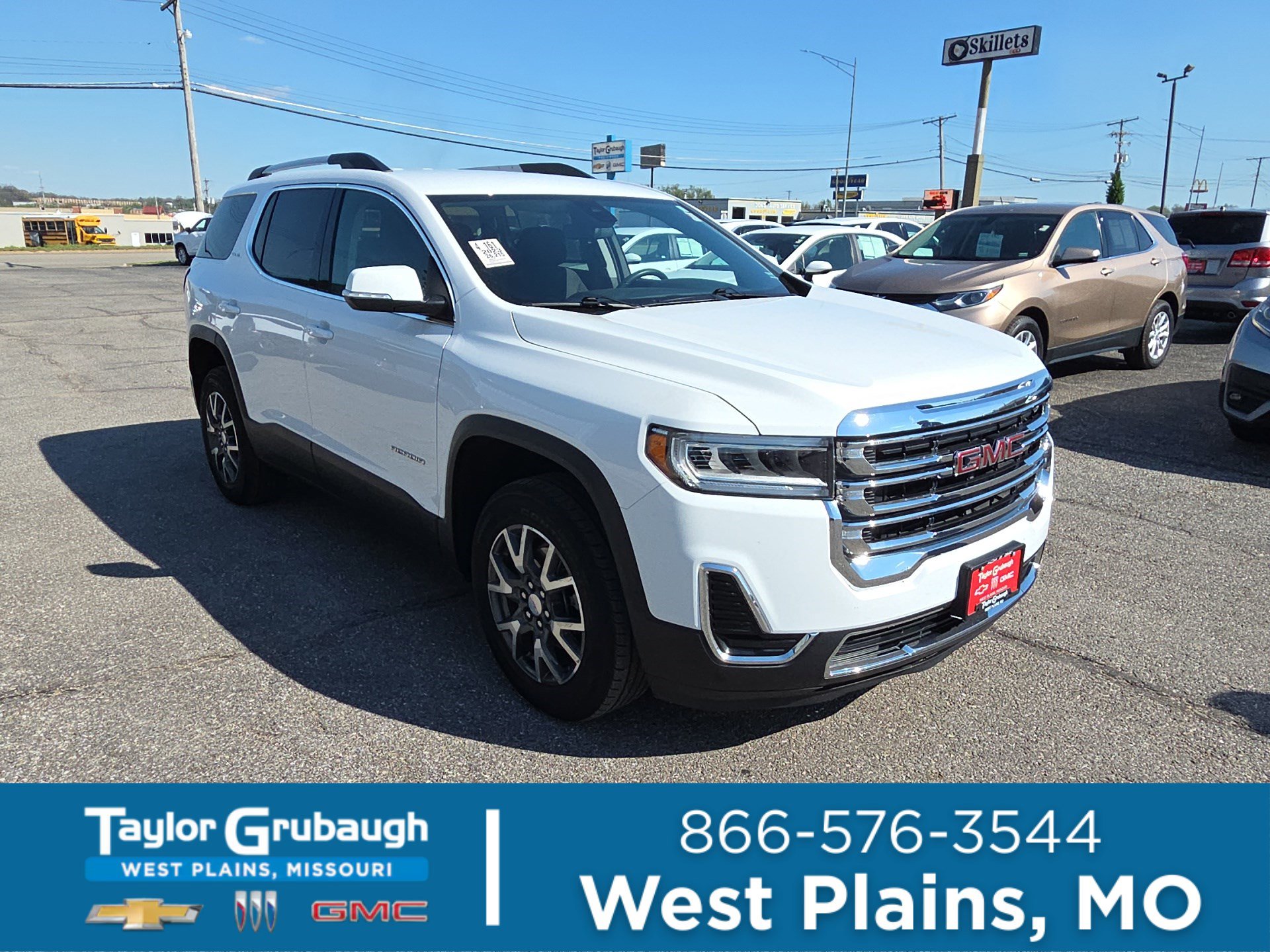 Used 2023 GMC Acadia SLE w/ Driver Convenience Package image 1